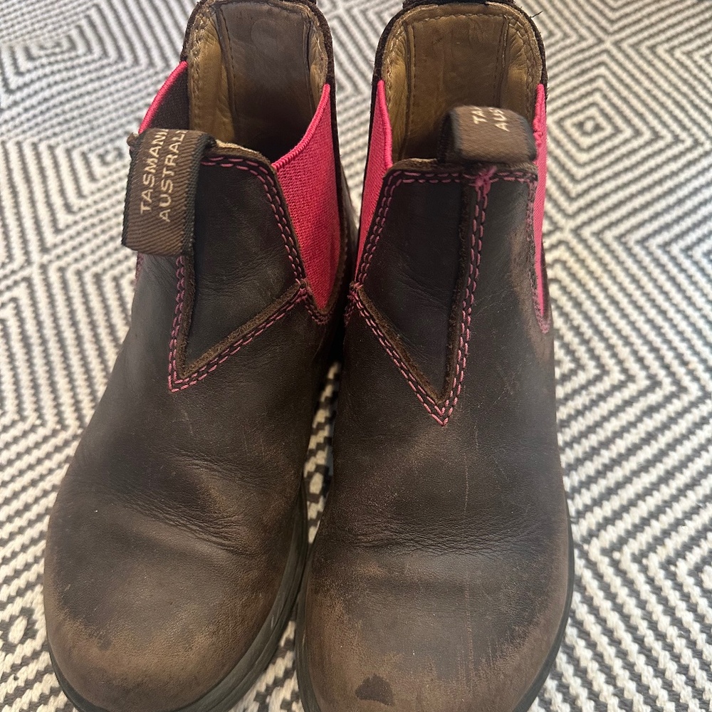 Kids Blundstone boots size 2